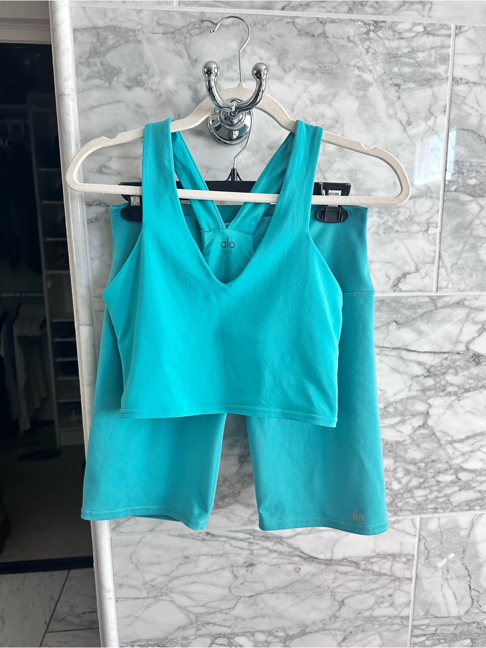 🩵 ALO SET! Yoga Teal V-Neck Crop Top Bra and Matching Bike Shorts Set medium